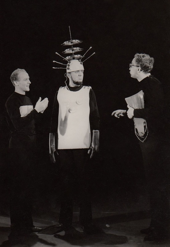 File:Mikk, Tõnu (esitajad – Enn Kraam, Tõnu Mikk, Uno Vark. „Sina, minu aeg”, nailonrevüü kunstluule, informatsiooni ja filmiga. Noorsooteater, 1967, erakogu).jpg